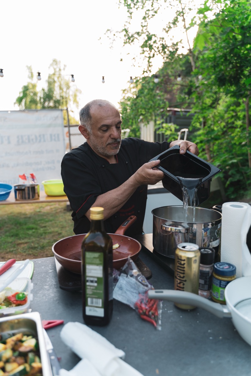 Event Catering Leipzig – Koch bereitet Speisen outdoor zu